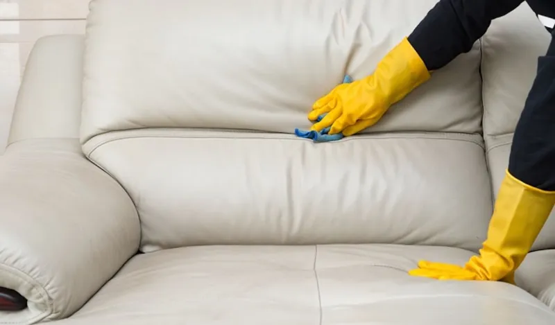 Il divano si disinfetta con varechina, amuchina o prodotti similari