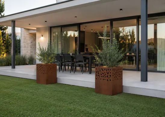 Acciaio corten in giardino: un materiale che invecchia con grazia