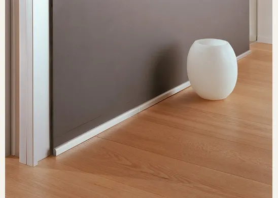 Battiscopa bianco in legno