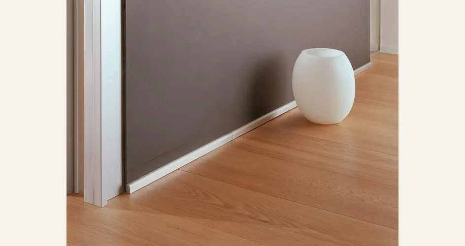 Battiscopa bianco in legno