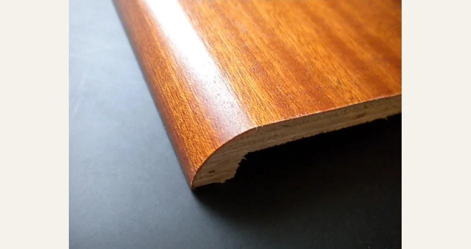 particolare battiscopa in legno