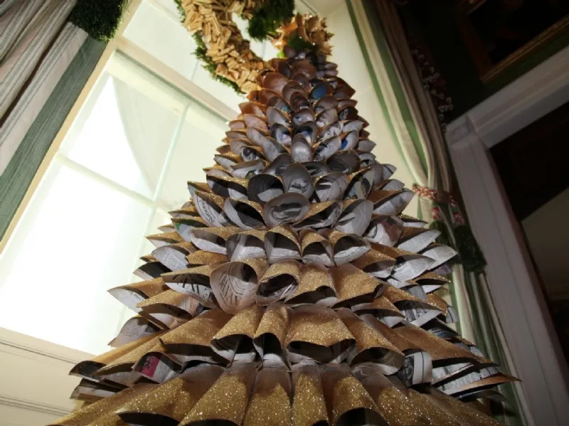  albero di Natale realizzato con carta di giornale