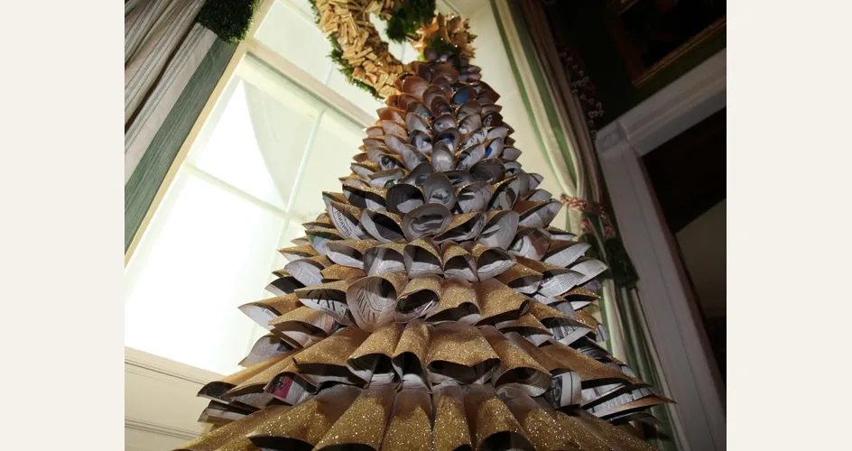  albero di Natale realizzato con carta di giornale