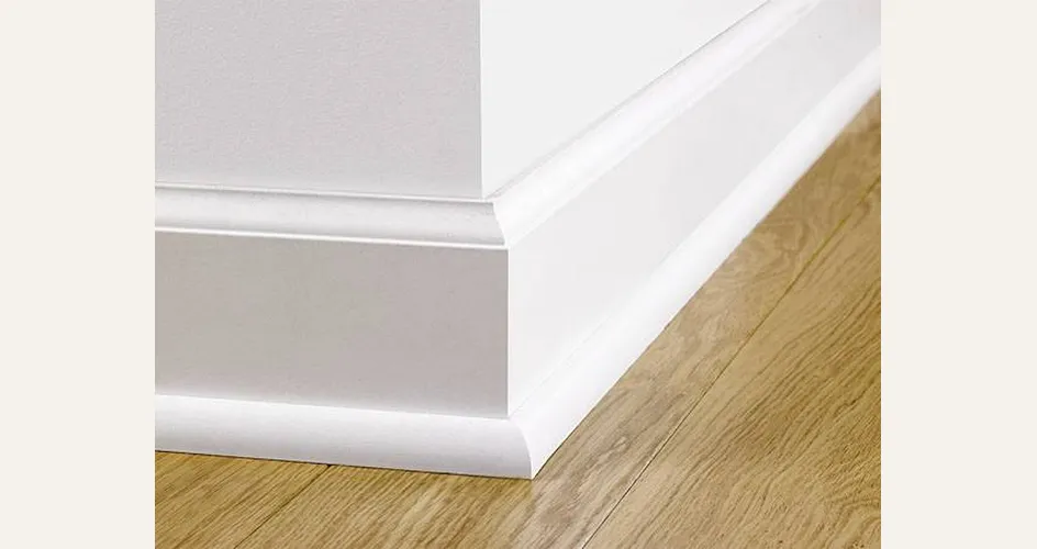Battiscopa in legno bianco