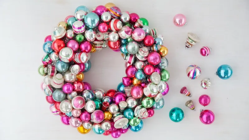 Ghirlanda natalizia di palline colorate