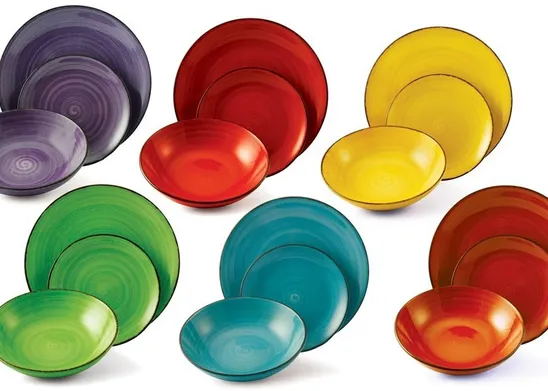 servizio di piatti colorati