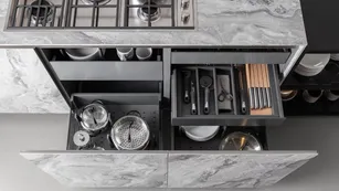 Aspen di Doimo Cucine - Cassetti e cestoni organizzati