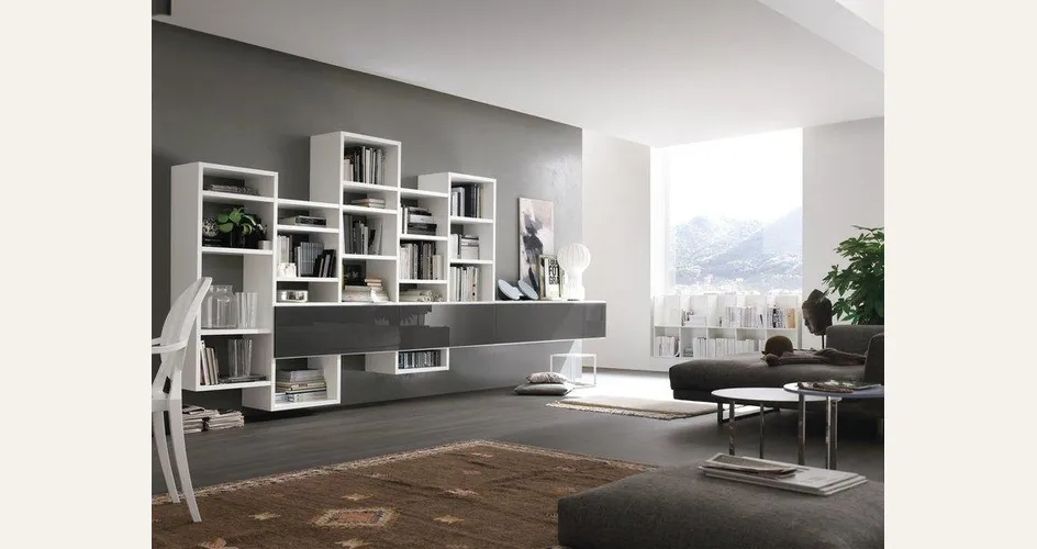 living moderno con pareti grigie e bianche
