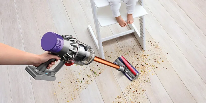 Dyson Cyclone V10 Absolute con la spazzola morbida a rullo