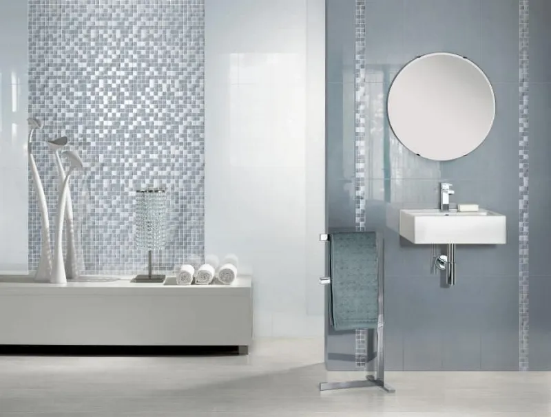 Bagno con ceramica e mosaico