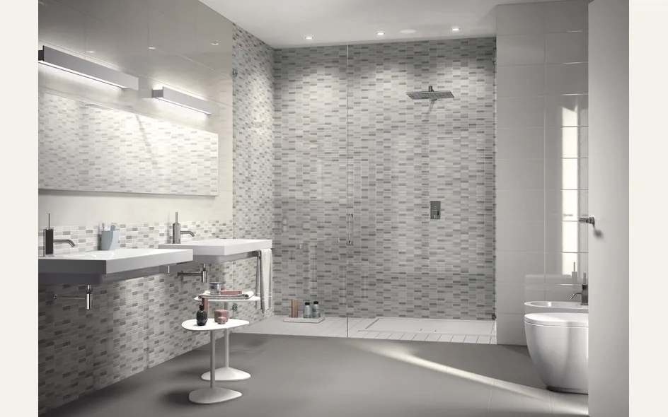 Esempio di bagno con rivestimento in mosaico ragno