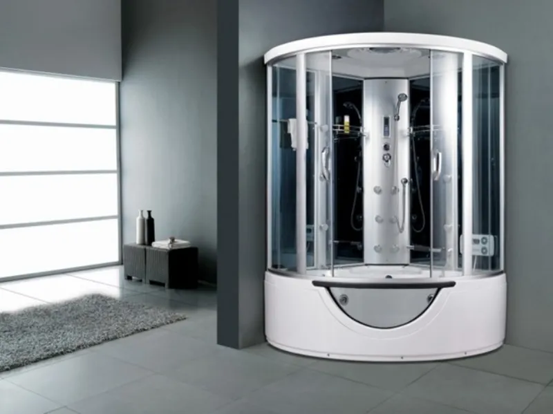 Un esempio di cabina doccia combinata con una vasca idromassaggio