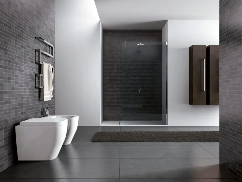 Walk-in, il box doccia di Disenia, linee minimali e senza profili con vetro sostenuto da una barra in ottone cromato 