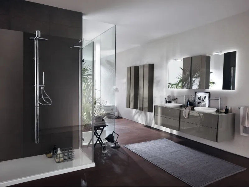 Collezione Lagu di Scavolini, in laccato lucido od opaco con gole inclinate per l'apertura delle ante