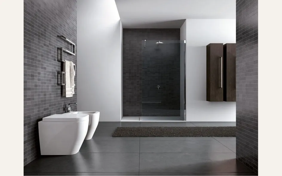 Walk-in, il box doccia di Disenia, linee minimali e senza profili con vetro sostenuto da una barra in ottone cromato 