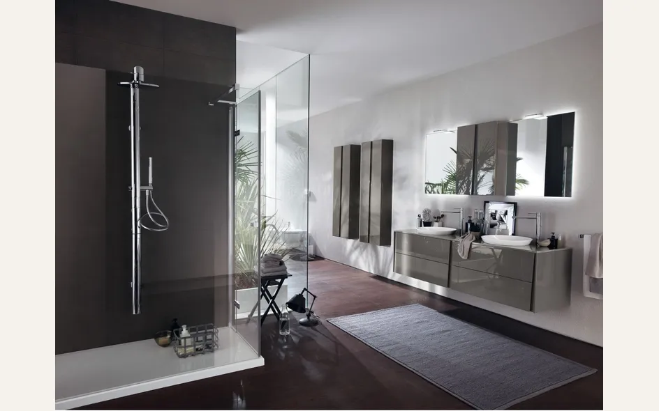 Collezione Lagu di Scavolini, in laccato lucido od opaco con gole inclinate per l'apertura delle ante