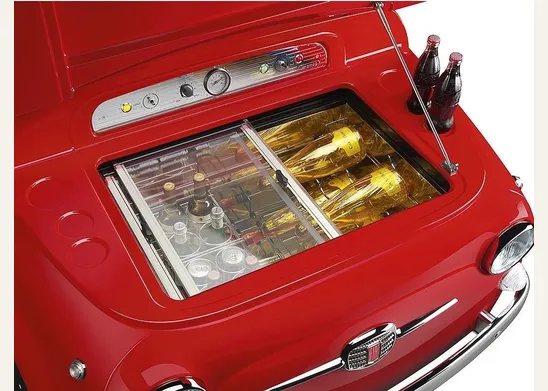 Sotto il cofano di una Fiat 500, il frigo Smeg 500