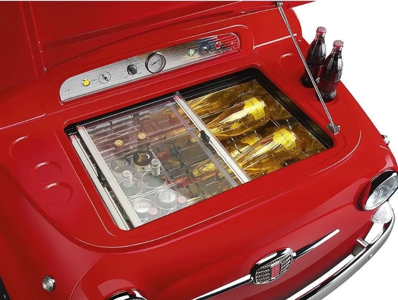 Sotto il cofano di una Fiat 500, il frigo Smeg 500