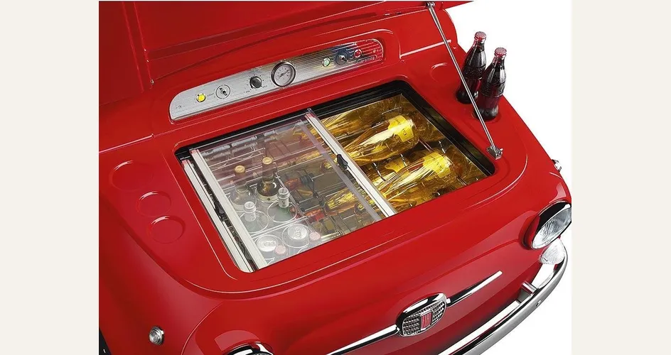 Sotto il cofano di una Fiat 500, il frigo Smeg 500