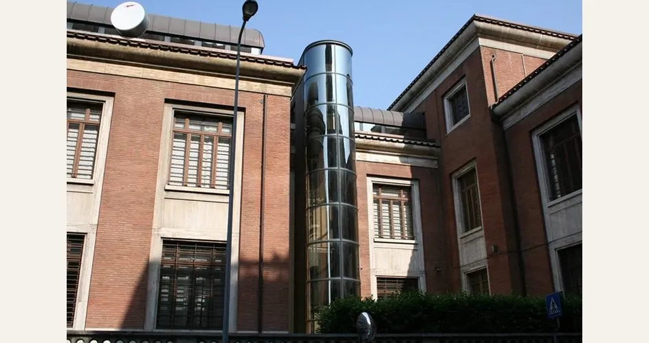 Ascensore con vetri a specchio