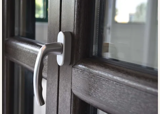 Una finestra all'interno di una casa