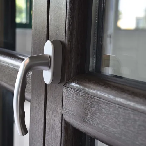 Una finestra all'interno di una casa