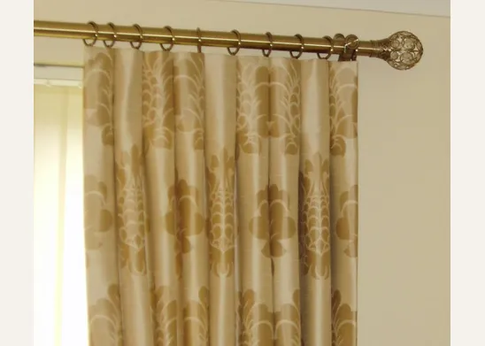 dettaglio fiori dorati su tende per finestre in camera da letto