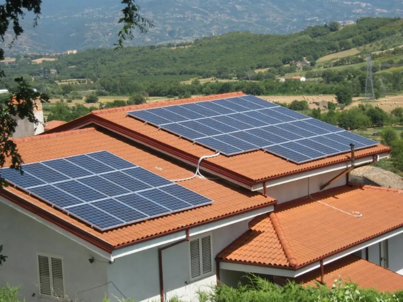 Esempio di impianto fotovoltaico installato sul tetto di un edificio