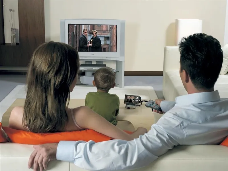 Famiglia che guarda la televisione