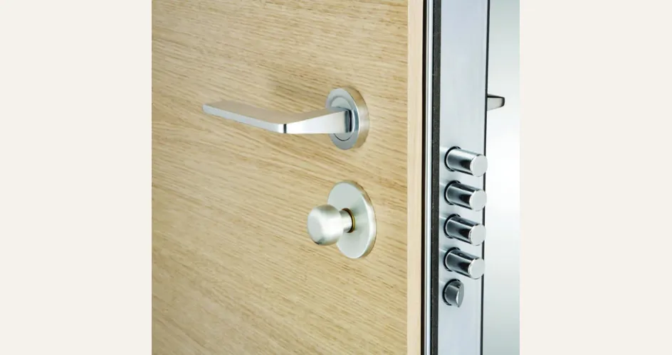 La porta blindata nell'appartamento moderno