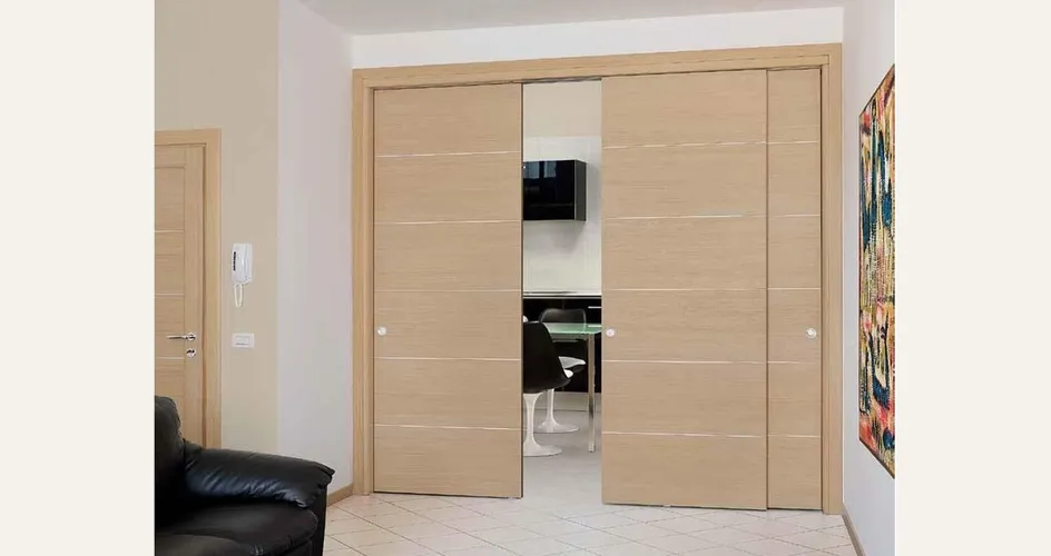 Un esempio di porta a scomparsa con binario esterno