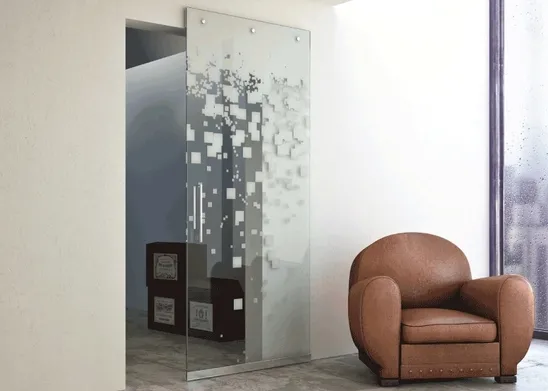 Esempio di porta in vetro scorrevole decorata