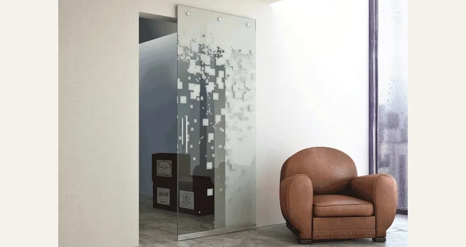 Esempio di porta in vetro scorrevole decorata