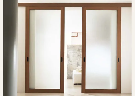 Porte scorrevoli in vetro e legno