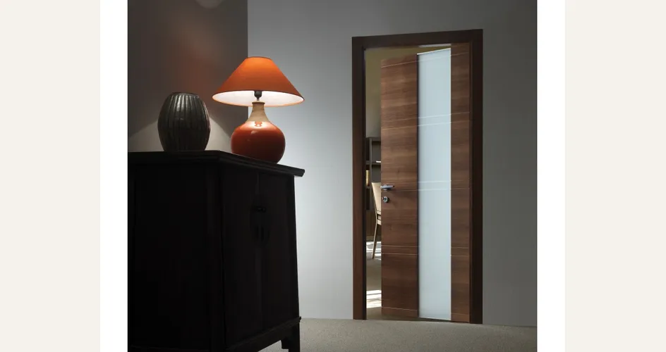 Porta a battente in legno e vetro