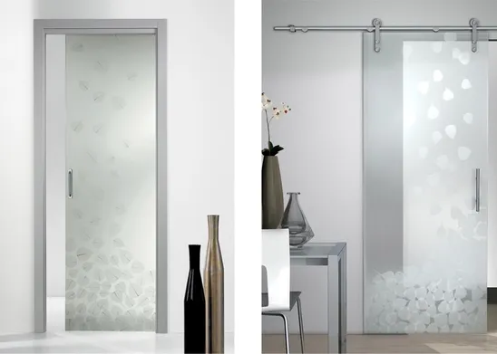Esempio di porta scorrevole in vetro satinato