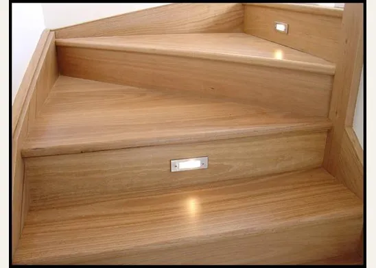 Illuminazione ogni pochi gradini