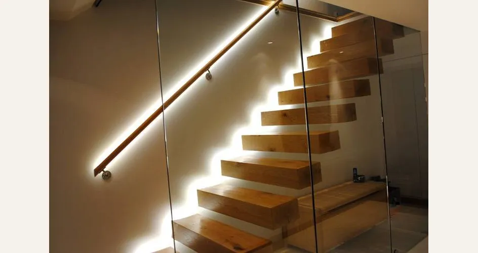 Illuminazione proveniente dall'intercapedine e dallo scorrimano
