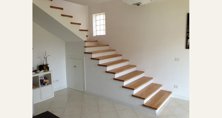 scala con gradini rivestiti in legno