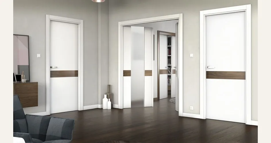 Pavimento effetto legno e porte bianche
