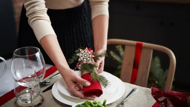 Apparecchiare a Natale con i segnaposto