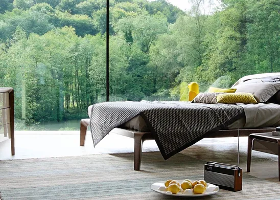 È firmata Roche Bobois la collezione Brio: letto, comodini, cassetti