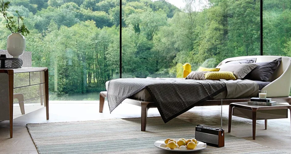 È firmata Roche Bobois la collezione Brio: letto, comodini, cassetti