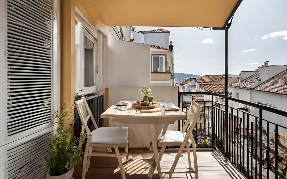 Piccola zona pranzo sul balcone