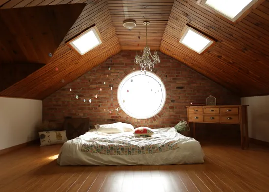 Soffitto di una mansarda con travi in legno