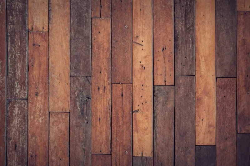 Pavimento in legno con buchi di tarlo
