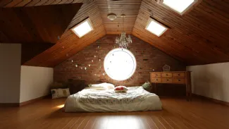 Soffitto di una mansarda con travi in legno