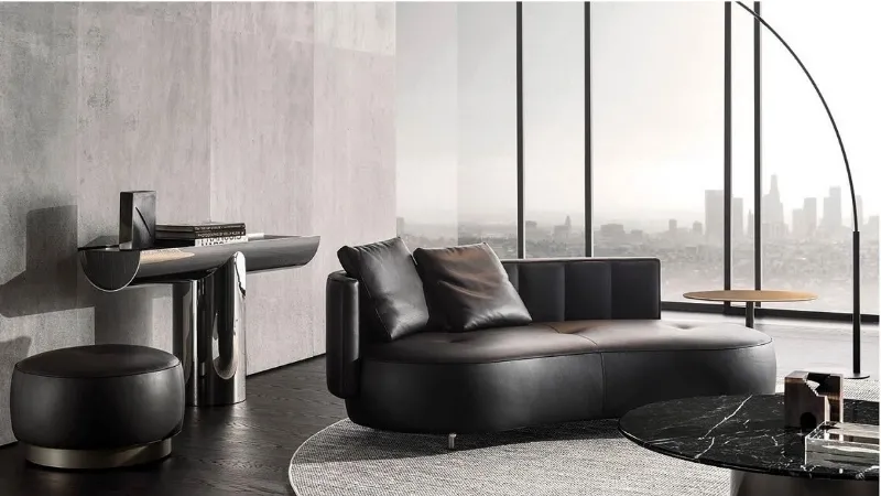 È curvo in pelle il divano Minotti Torii Bold