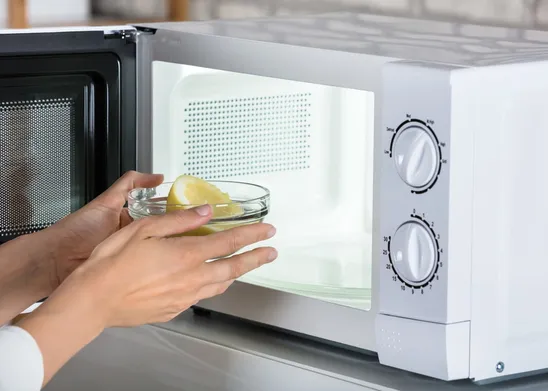 Pulire il forno a microonde con il limone