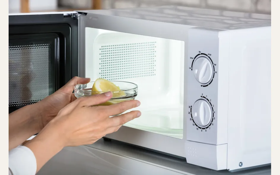 Pulire il forno a microonde con il limone